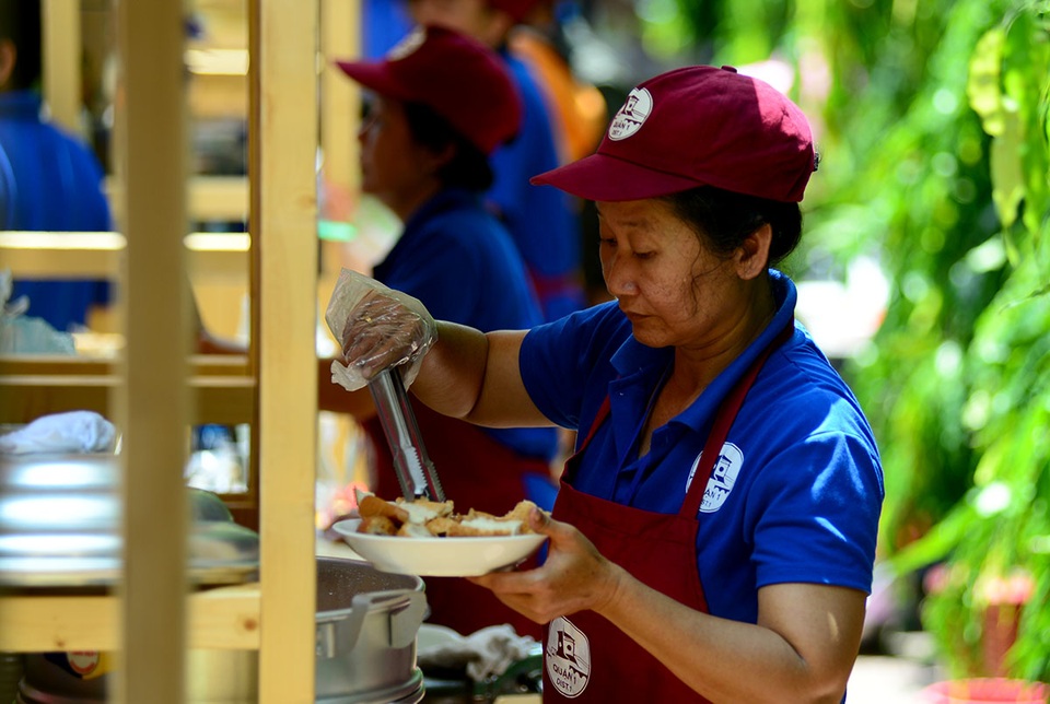 Bà Thanh Tâm, chủ hàng kinh doanh cho biết, mới mở nên lượng khách chưa đông lắm.