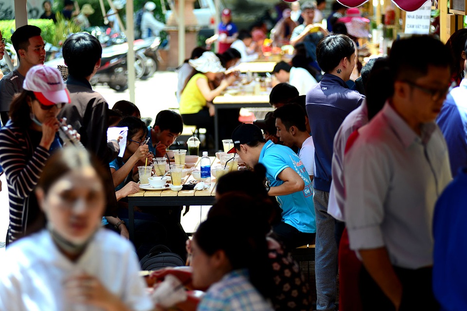 Vào buổi trưa, lượng khách đến ăn uống khá đông.