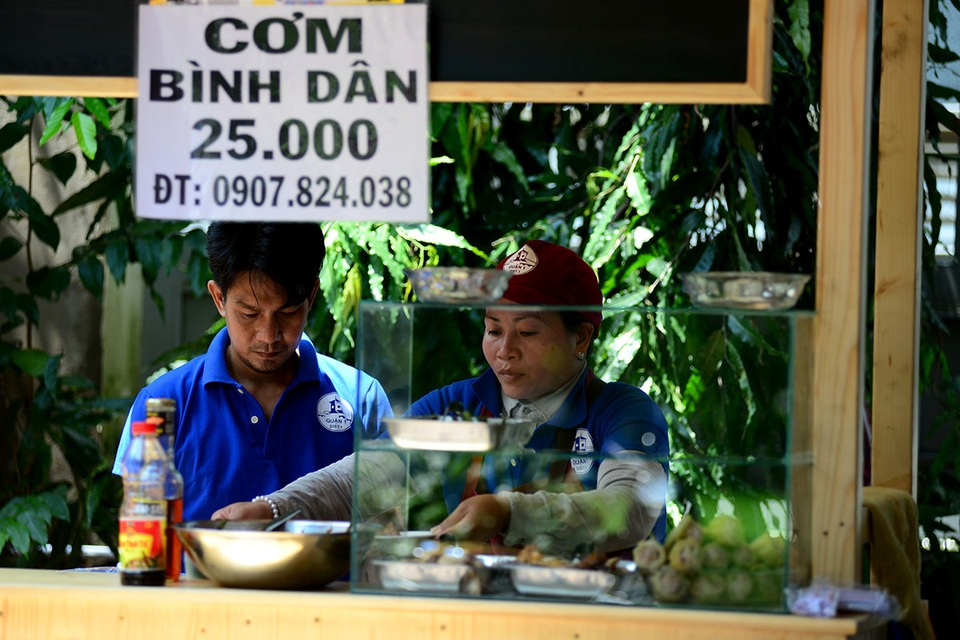 Giá cả hợp lí, món ăn sạch sẽ thu hút nhiều người tới ăn uống.