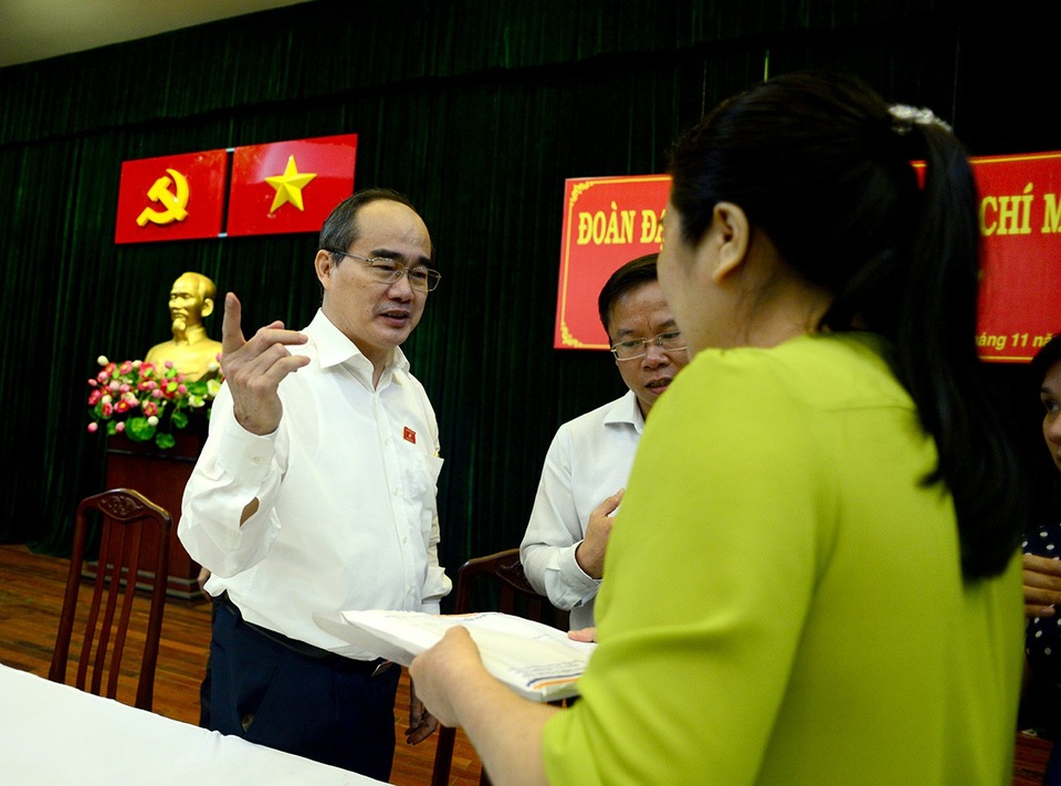 Chỉ ưu tiên đường bộ, đường sắt gần 1 thế kỷ vẫn... nguyên xi - 4 Bí thư Thành uỷ TPHCM Nguyễn Thiện Nhân thăm hỏi các cử tri sau buổi họp.