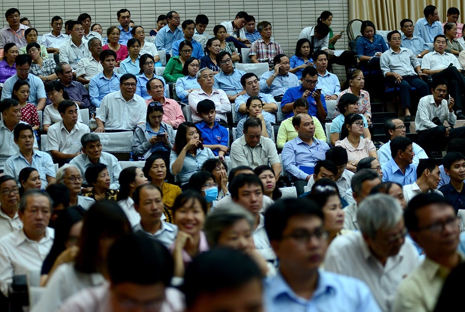 Chủ tịch nước: Bỏ tù mà tài sản tham nhũng không thu thì mới thắng lợi một nửa! - 2
Các cử tri quận 1, 3,4 tham gia buổi tiếp xúc cử tri của đoàn Đại biểu Quốc hội TPHCM do Chủ tịch nước Trần Đại Quang dẫn đầu.