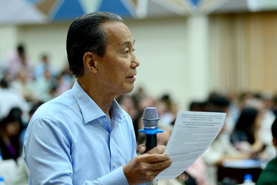 Chủ tịch nước: Bỏ tù mà tài sản tham nhũng không thu thì mới thắng lợi một nửa! - 1
Cử tri Nguyễn Hữu Châu cho rằng một trong những vấn đề gây bức xúc nhất đối với nhân dân là bộ máy cồng kềnh của hệ thống chính trị ở nước ta.