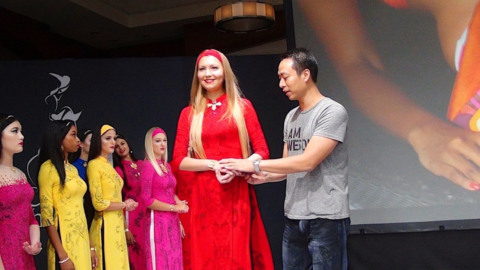 Đạo diễn Quang Tú tiết lộ hậu trường ngặt nghèo casting siêu mẫu tại Mỹ - 8 Đạo diễn Quang Tú hướng dẫn một người mẫu để tay sao cho thể hiện nét duyên dáng, thanh lịch của một cô gái Việt khi mặc áo dài.