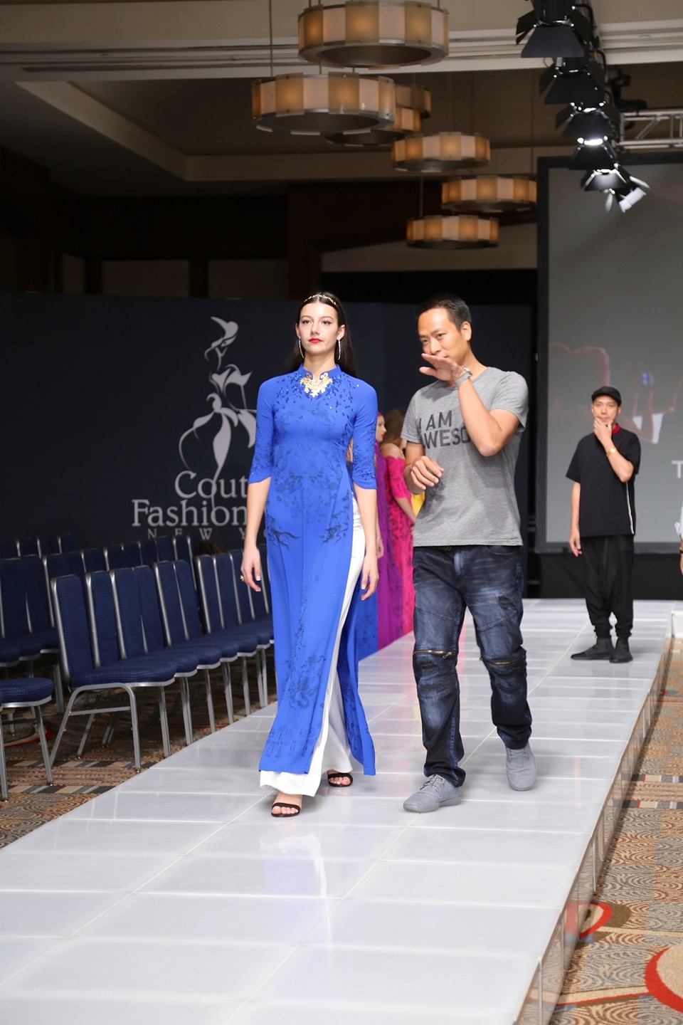 Đạo diễn Quang Tú tiết lộ hậu trường ngặt nghèo casting siêu mẫu tại Mỹ - 7 Lúc đầu, các cô người mẫu nước ngoài nghĩ rằng, cứ bước ra sân khấu là phải rất sexy, mạnh mẽ, cá tính, nhưng sau đó họ mới “à, ồ, hóa ra là như này à”.