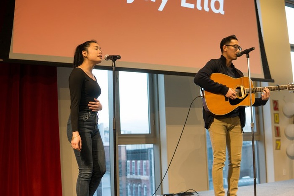 Đêm nhạc “ba miền” hướng về trẻ em nghèo của SV Việt tại New York - 3
Hai bạn trẻ AreJay Ella and Martina San Diego với phần trình diễn song ca.