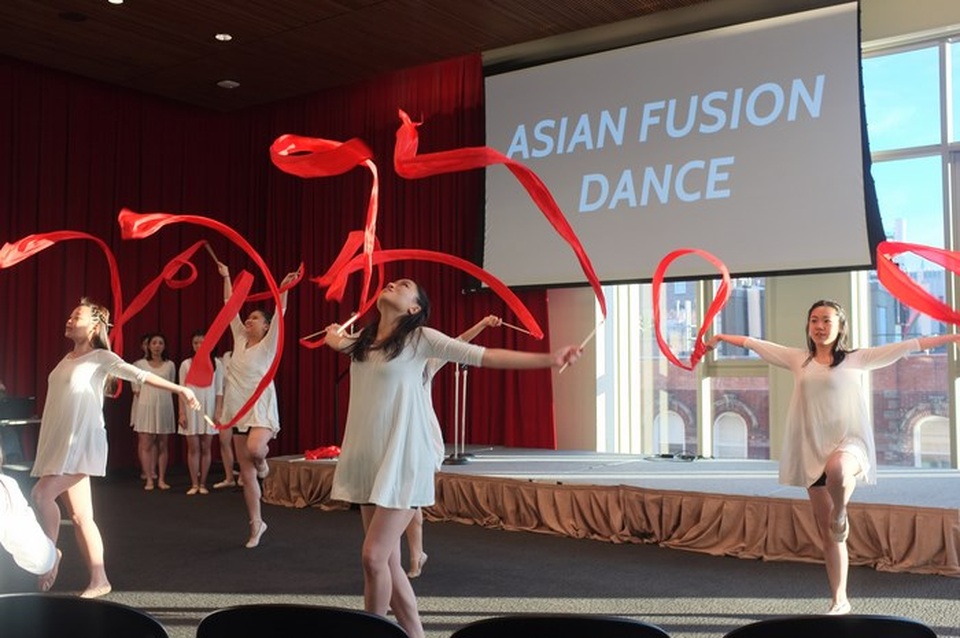 Đêm nhạc “ba miền” hướng về trẻ em nghèo của SV Việt tại New York - 5
Nhóm Asian Fusion Dance mang đến đêm nhạc tiết mục múa đầy cuốn hút.