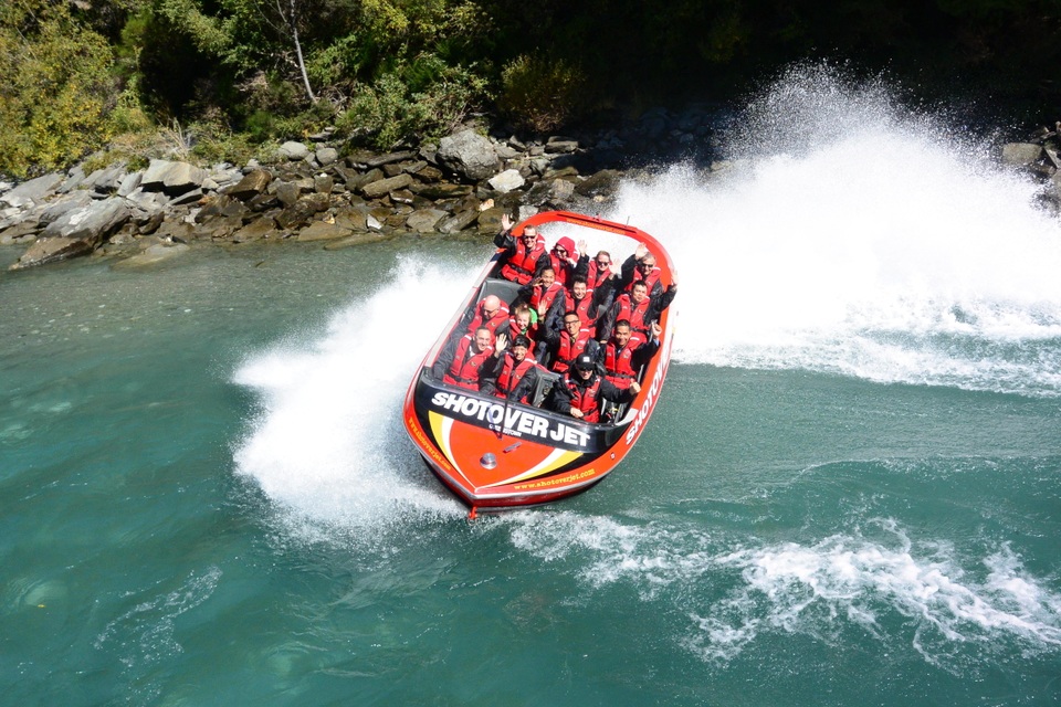 Những địa điểm “không thể bỏ qua” ở New Zealand - 10
Trải nghiệm phiêu lưu trên ca nô siêu tốc Hamilton nổi tiếng ở Shotover River mang lại sự thích thú cho hàng nghìn du khách mỗi năm. Cảm giác hồi hộp khi lướt trên nước bằng ca nô kết hợp với cảnh quan tuyệt đẹp bên sông Shotover mang tới cho hành khách một cuộc phiêu lưu đầy hứng thú