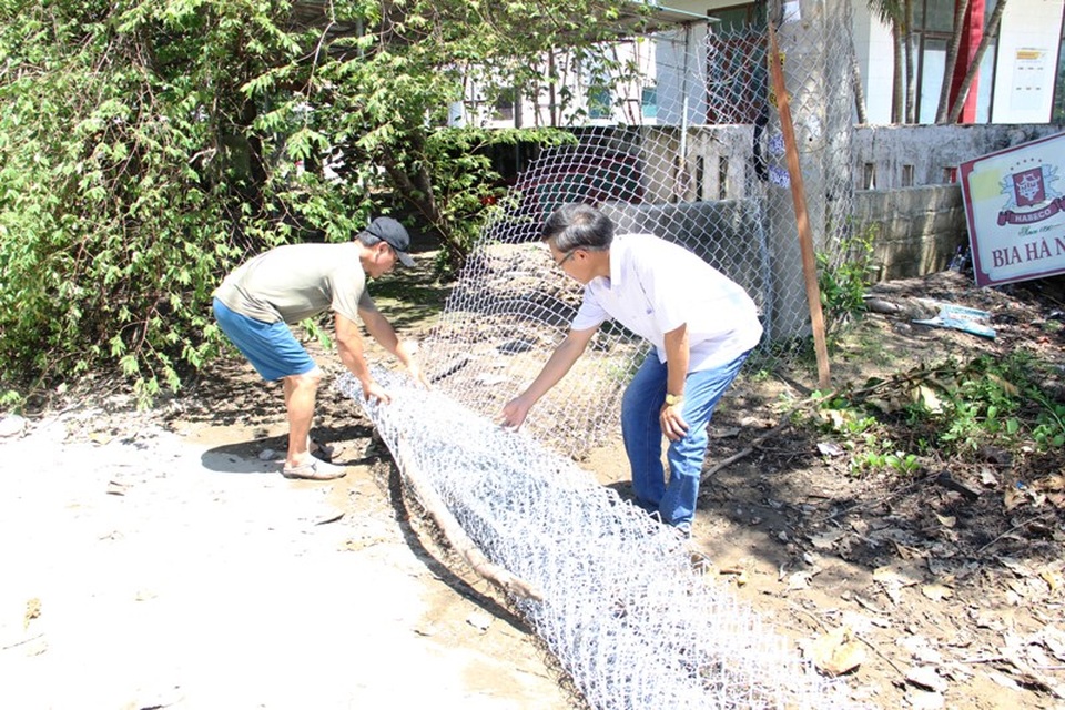 Dân giăng thép B40 chặn công ty chế biến thủy sản gây ô nhiễm - 4 Người dân đã mua thép B40 chặn đường vì bức xúc