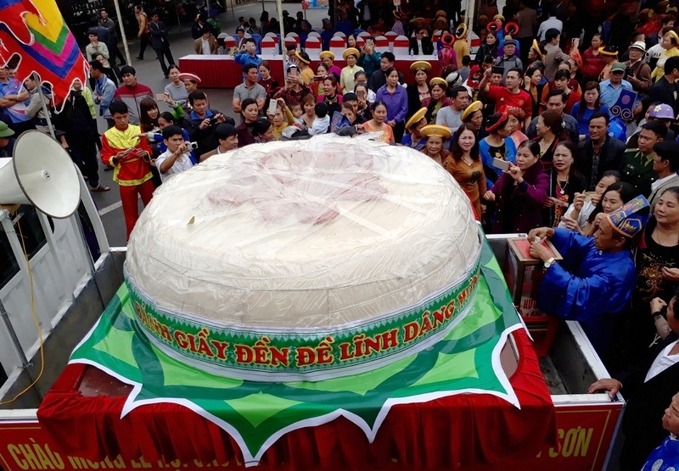 Dùng cần cẩu, ô tô vận chuyển chiếc bánh dày khổng lồ - 3 Cận cảnh chiếc bánh nặng hơn 2 tấn