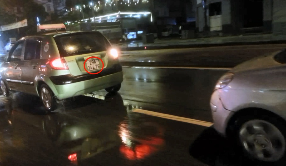 Hà Nội: Hai taxi “dìu nhau” bằng một sợi dây dù - 1 Hai chiếc xe taxi kéo nhau bằng một sợi dây dù.