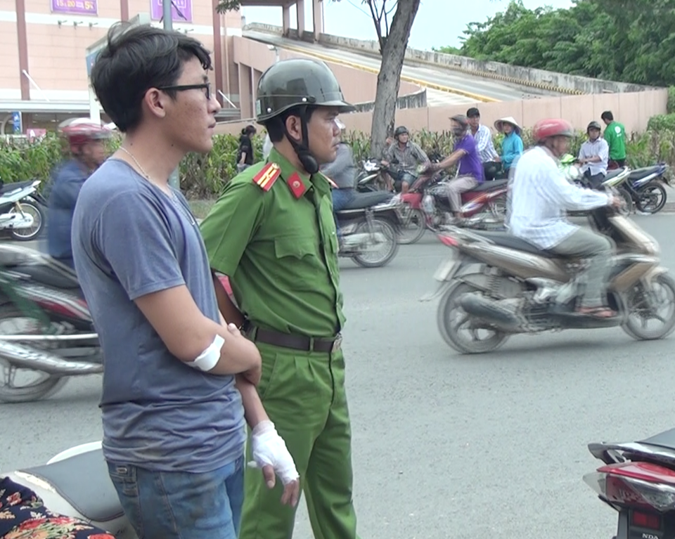 Sau va chạm, ô tô rượt đuổi xe máy gây náo loạn đường phố - 2 Thanh niên lái xe máy bị thương sau cuộc rượt đuổi
