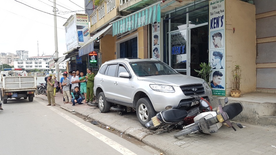 Ô tô lao qua trái đường, tông hàng loạt xe máy - 1 Hiện trường vụ tai nạn