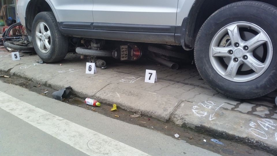 Ô tô lao qua trái đường, tông hàng loạt xe máy - 4
Giữa gầm xe ô tô là 2 chiếc xe máy nằm lọt phía dưới và bẹp dúm