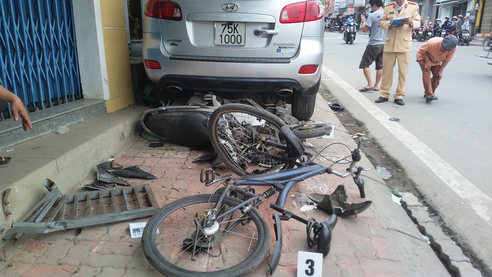 Ô tô lao qua trái đường, tông hàng loạt xe máy - 3
Những chiếc xe đầu tiên bởi cú tông mạnh nằm lại sau đuôi ô tô