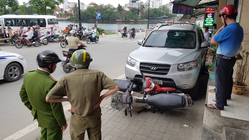 Ô tô lao qua trái đường, tông hàng loạt xe máy - 5
Ở đầu xe là 2 chiếc xe máy cuối cùng