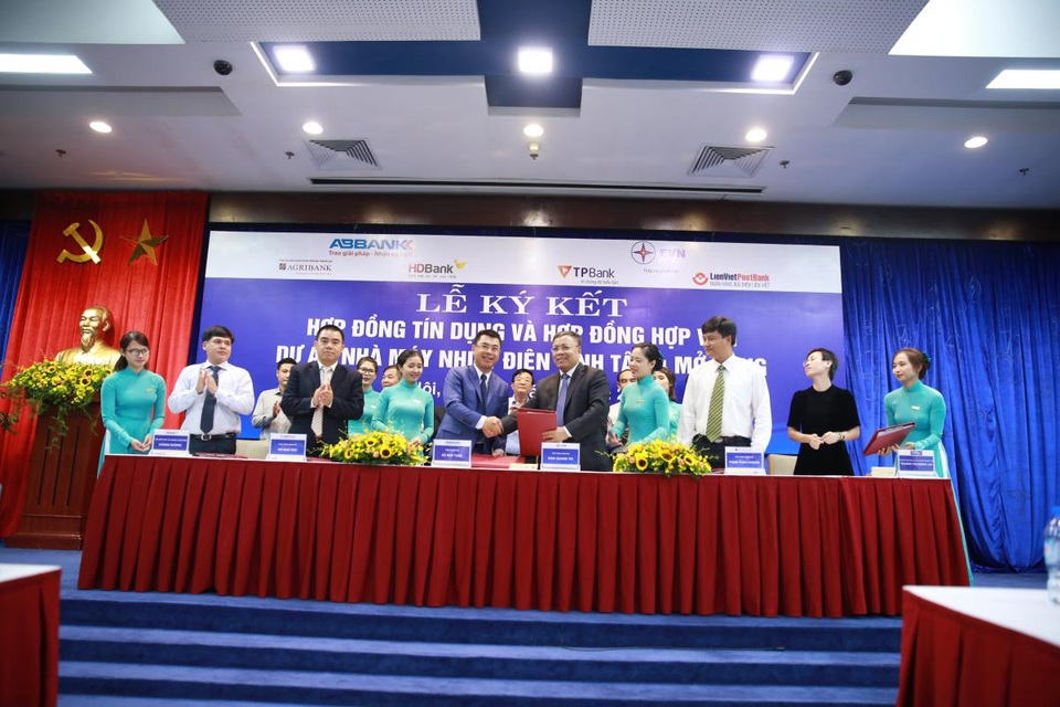 LienVietPostBank tham gia tài trợ Nhà máy nhiệt điện Vĩnh Tân 4 - 1 Ông Hồ Nam Tiến, Phó Tổng Giám đốc LienVietPostBank (đứng hàng trước, thứ Hai từ bên trái) đại diện cho Bưu điện Liên Việt tham gia Lễ Ký kết.