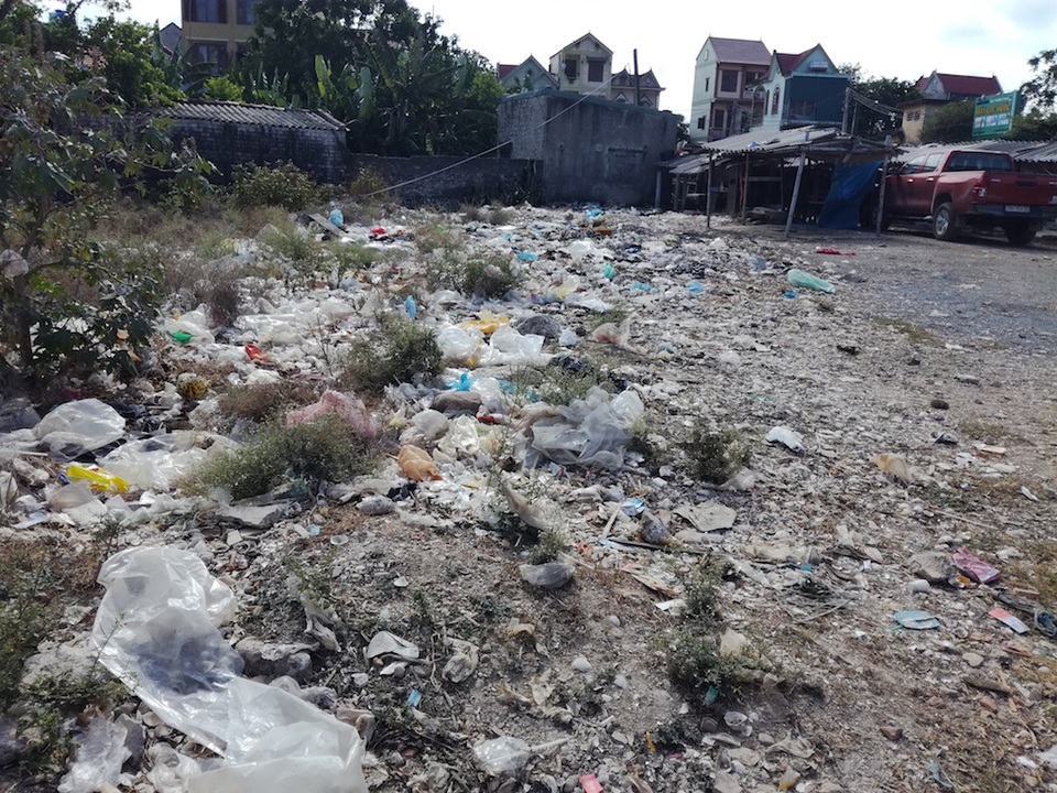 Chợ quê kêu cứu vì “rác”! - 11