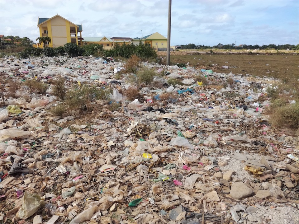 Rác bao vây tại một khu chợ xã Tiến Thủy.