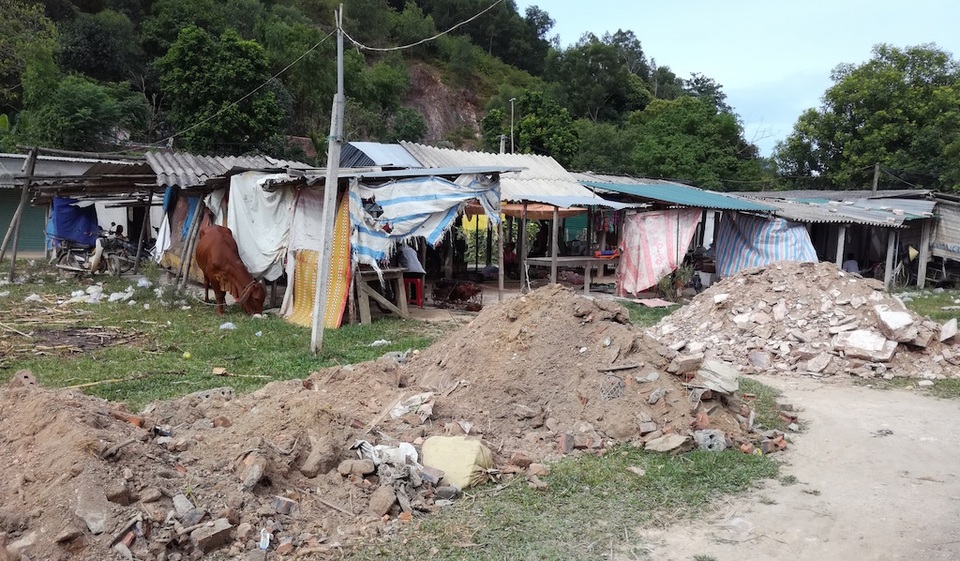 Rác thải xây dựng cũng bao vây chợ Giếng Cồn.