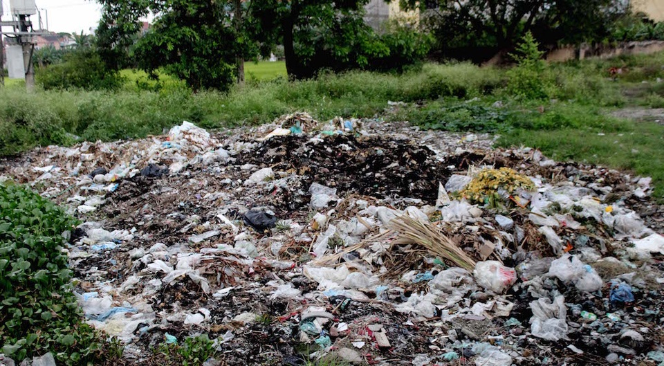 Chợ quê kêu cứu vì “rác”! - 2