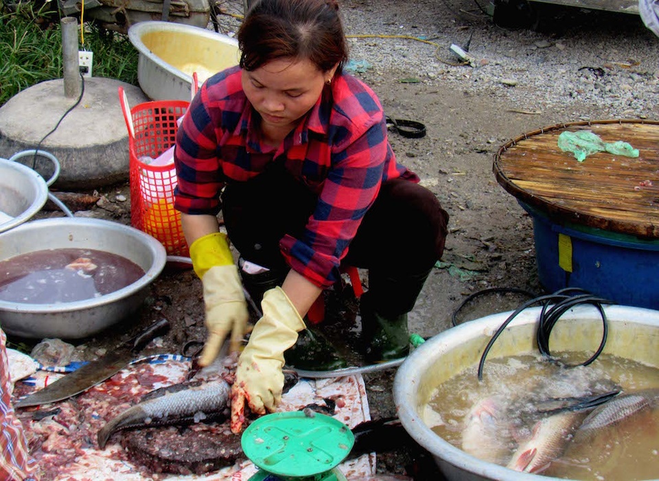 Người dân buôn bán tại chợ tự phát xã Hưng Thịnh.