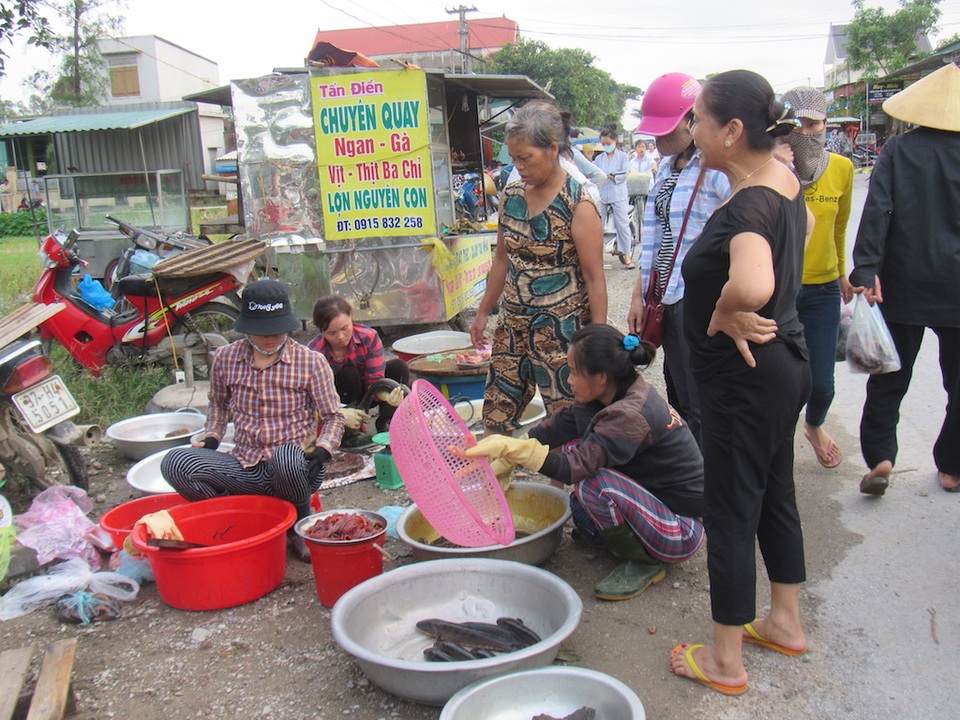 Khung cảnh họp chợ ngay bên đường ở xã Hưng Thịnh làm gây ách tắc giao thông, ô nhiễm...