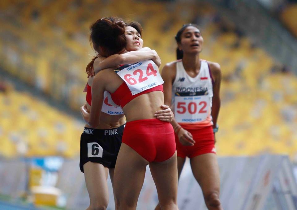 Nhật ký SEA Games 29 ngày 25/8: Kình ngư 15 tuổi Kim Sơn phá kỷ lục SEA Games - 25
Nguyễn Thị Oanh quá sung sức, cô về nhất trước đồng đội Phạm Thị Huệ tới 10 giây và còn đỡ đồng đội khi Huệ hết sức và nằm ra đường piste, ảnh:Q.H