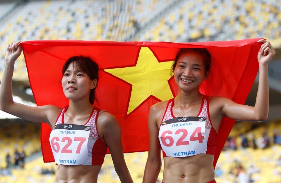 Nhật ký SEA Games 29 ngày 25/8: Kình ngư 15 tuổi Kim Sơn phá kỷ lục SEA Games - 24
Phạm Thị Huệ và Nguyễn Thị Oanh ăn mừng chiến thắng ở đường đua 5000m, ảnh: Q.H