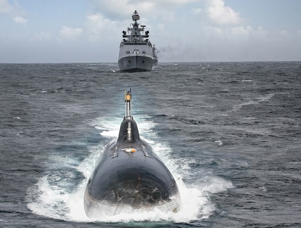 Hải quân Ấn Độ, sư tử đại dương đáng gờm khiến Trung Quốc lạnh sống lưng - 6
Tàu có lượng giãn nước khi lặn khoảng 12.800 tấn, có thể lặn sâu tới 600 m và di chuyển với tốc độ 30 hải lý/giờ. Tàu ngầm này có thể hoạt động liên tục dưới nước trong 100 ngày với thủy thủ đoàn 73 người. Tàu ngầm lớp Project 971 được trang bị 4 ống phóng ngư lôi 533 mm và 4 ống phóng ngư lôi 650 mm, cho phép bắn ngư lôi, tên lửa chống tàu ngầm RPK-2 hoặc RPK-6 có thể lắp đầu đạn hạt nhân.