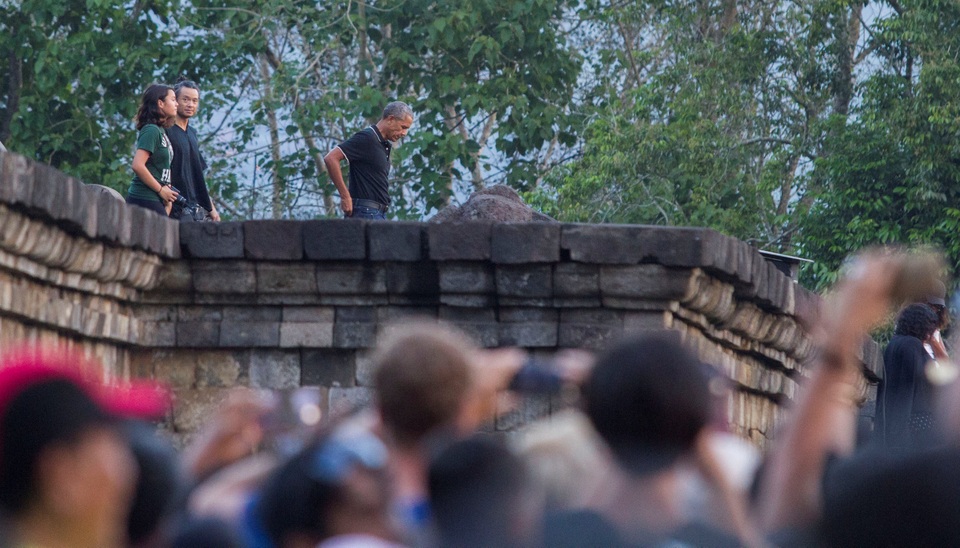 Người Indonesia nồng nhiệt chào đón cựu Tổng thống Obama - 7 Nhiều người dân Indonesia cảm thấy có sự kết nối với ông Obama vì ông từng sống và trải nghiệm nền văn hóa của nước này. Do vậy, họ đặc biệt mong chờ chuyến thăm lần này của cựu tổng thống Mỹ. Trong ảnh: Người dân địa phương đứng chờ cựu Tổng thống Obama khi ông tới thăm đền Borobudur (Ảnh: Reuters)