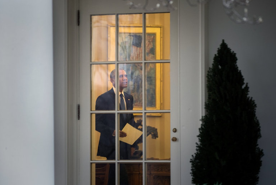 Hé lộ lá thư ông Obama để lại cho Tổng thống Trump khi rời Nhà Trắng - 1
Cựu Tổng thống Mỹ Barack Obama tại phòng Bầu Dục vào buổi sáng ngày 20/1 trước khi rời Nhà Trắng. (Ảnh: NYTimes)