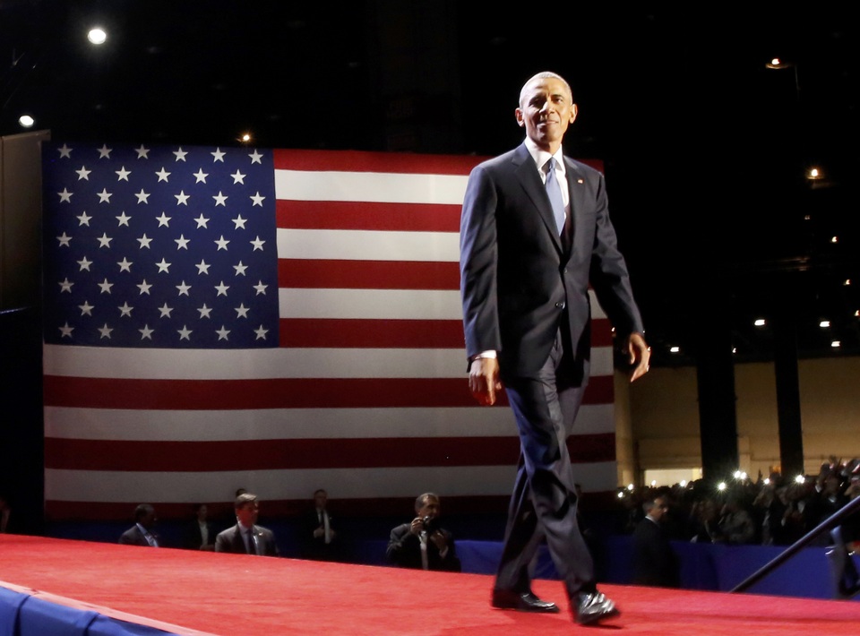 Khán giả hô “thêm 4 năm nữa” khi Tổng thống Obama phát biểu chia tay - 1 Tổng thống Barack Obama bước lên sân khấu để bắt đầu bài phát biểu từ biệt Nhà Trắng ở Chicago sáng 1/11 (Ảnh: Reuters)