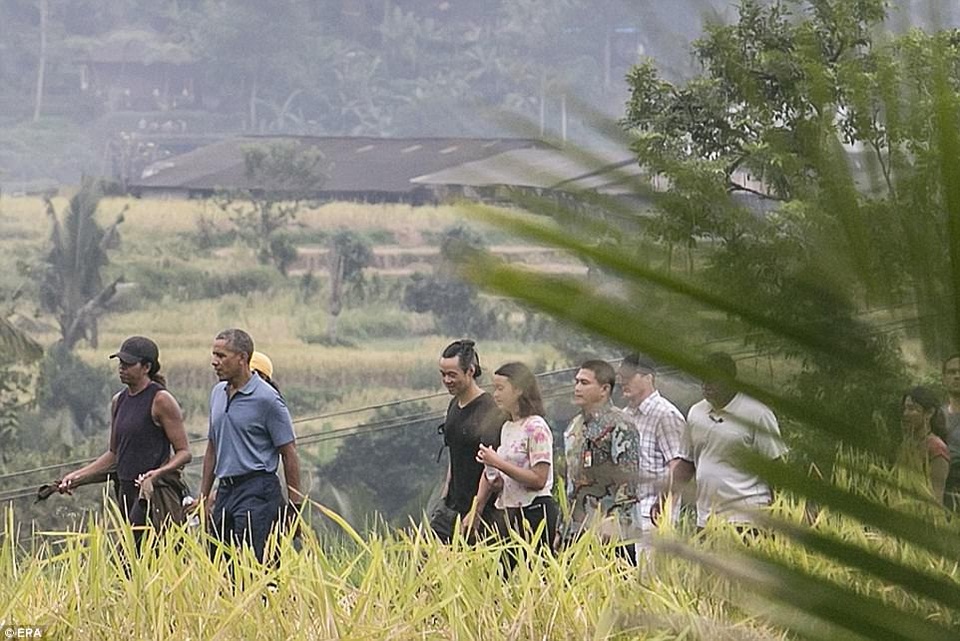 Gia đình ông Obama “du ngoạn” trên cánh đồng lúa ở Indonesia - 3 Bà Michelle buộc áo khoác ngang người khi đi qua khu ruộng bậc thang nổi tiếng ở Bali (Ảnh: EPA)