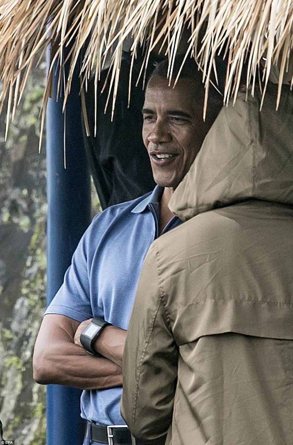 Gia đình ông Obama “du ngoạn” trên cánh đồng lúa ở Indonesia - 4 Ông Obama và gia đình đang có kỳ nghỉ kéo dài 10 ngày tại Indonesia (Ảnh: EPA)