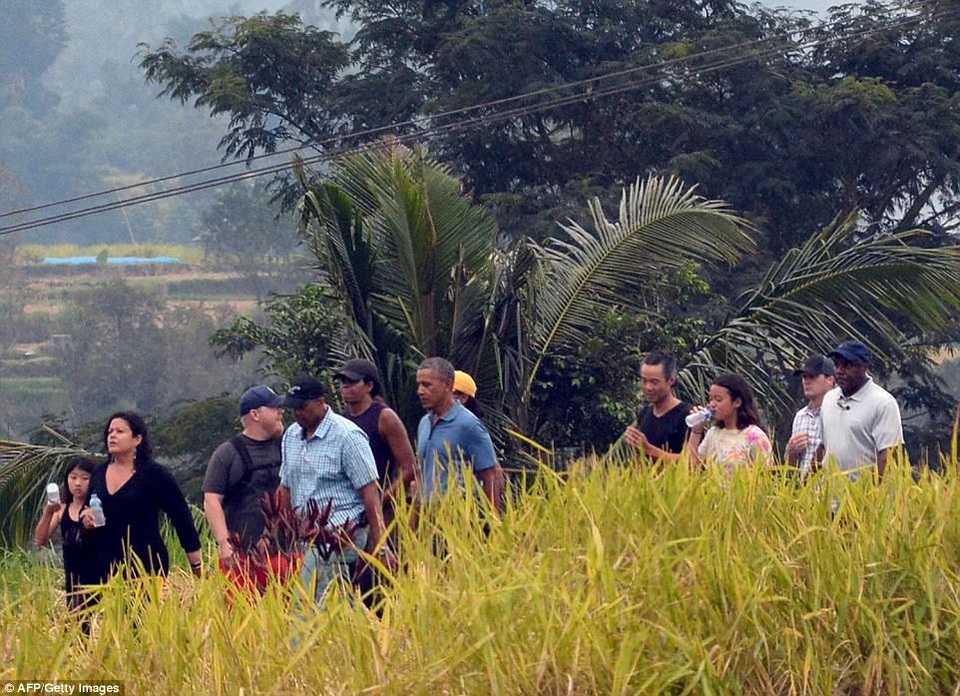 Gia đình ông Obama “du ngoạn” trên cánh đồng lúa ở Indonesia - 2 Gia đình cựu Tổng thống Obama ăn mặc giản dị khi tới nghỉ dưỡng ở Bali (Ảnh: AFP)