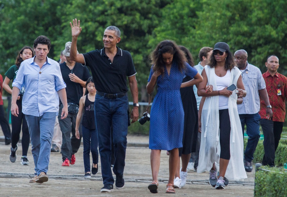 Người Indonesia nồng nhiệt chào đón cựu Tổng thống Obama - 6
Rất đông người dân địa phương đã tới chào đón gia đình ông Obama tại khu vực gần đền Borobudur. Cảnh sát Java đã triển khai 700 sĩ quan bảo vệ an ninh cho chuyến đi này của cựu tổng thống Mỹ. Trong ảnh: Ông Obama vẫy tay chào người dân khi tới thăm đền Borobudur. (Ảnh: Reuters)