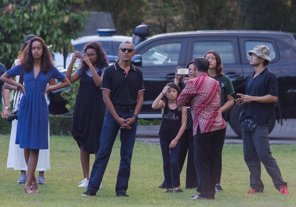 Người Indonesia nồng nhiệt chào đón cựu Tổng thống Obama - 5 Rời Bali, cả gia đình cựu Tổng thống Obama ngày 28/6 đã tới thành phố Yogyakarta trên đảo Java và có chuyến thăm tới ngôi đền cổ Borobudur được xây dựng từ thế kỷ thứ 8 và 9. Trong ảnh: Ông Obama đứng cạnh hai con gái Malia (váy xanh) và Sasha (váy đen) khi tới thăm đền Borobudur. (Ảnh: Reuters)