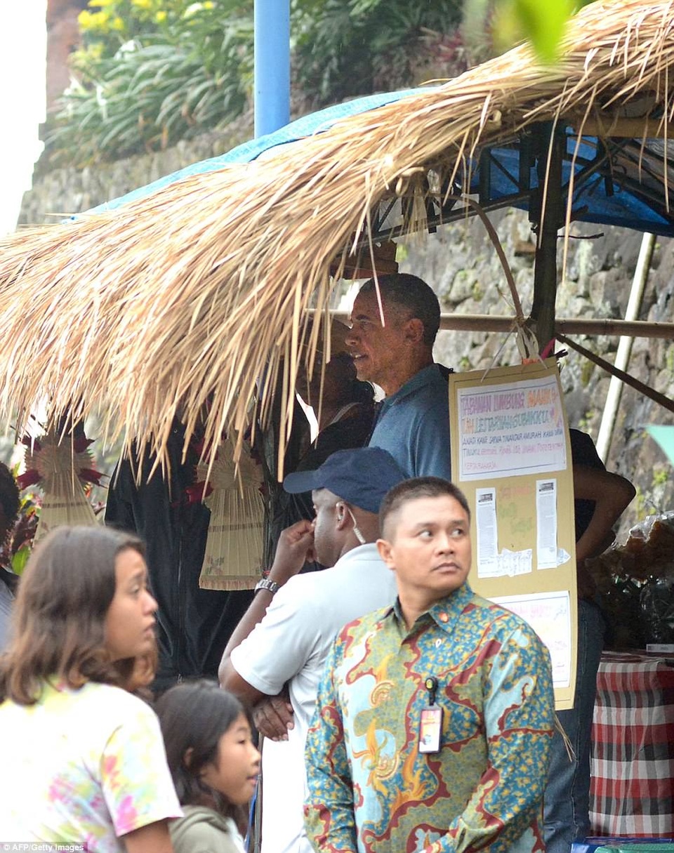 Gia đình ông Obama “du ngoạn” trên cánh đồng lúa ở Indonesia - 5 Ông Obama và một số thành viên tháp tùng nghỉ tại một điểm dừng chân ở khu du lịch Jatiluwih, Bali (Ảnh: AFP)