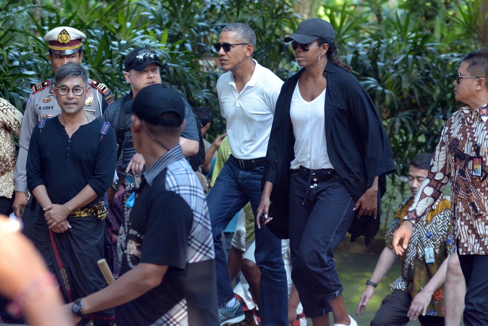 Người Indonesia nồng nhiệt chào đón cựu Tổng thống Obama - 3 Cả ông Obama và phu nhân Michelle đều chọn trang phục giản dị khi tới thăm đền Tirta Empul - một địa điểm tâm linh nổi tiếng ở đảo du lịch Bali của Indonesia. Bali cũng là điểm dừng chân đầu tiên của gia đình ông Obama trong chuyến đi tới Indonesia lần này. (Ảnh: Reuters)