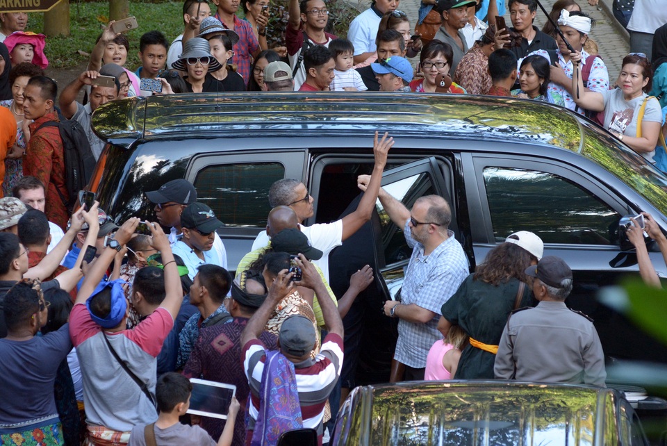 Người Indonesia nồng nhiệt chào đón cựu Tổng thống Obama - 1 Cựu Tổng thống Barack Obama cùng phu nhân Michelle và hai con gái Malia, Sasha đang có chuyến du lịch nghỉ dưỡng kéo dài 10 ngày tại Indonesia. Bất kể nơi nào cựu Tổng thống Mỹ xuất hiện, người dân Indonesia đều dành cho ông sự tiếp đón nồng nhiệt. Trong ảnh: Ông Obama vẫy tay chào người dân khi tới thăm đền Tirta Empul nhân chuyến nghỉ dưỡng của cả gia đình ở Gianyar, Bali hôm 27/6. (Ảnh: Reuters)