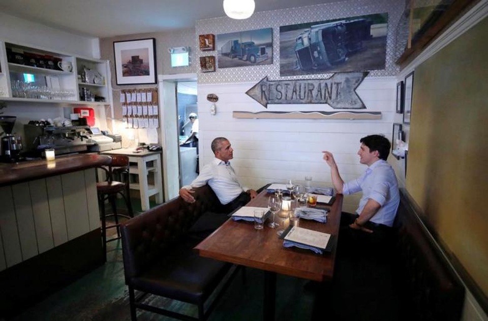 Cuộc sống hậu Nhà Trắng của ông Obama - 4 Cựu Tổng thống Barack Obama ăn tối cùng Thủ tướng Canada Justin Trudeau trong không gian ấm cúng tại một nhà hàng nhân chuyến thăm của cựu lãnh đạo Mỹ tới Montreal, Quebec, Canada hôm 5/6. Đây cũng là lần đầu tiên ông Obama gặp lại người bạn cũ Trudeau kể từ khi rời khỏi Nhà Trắng.
