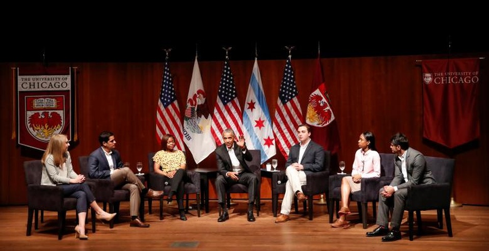 Cuộc sống hậu Nhà Trắng của ông Obama - 5 Cựu Tổng thống Obama trò chuyện cùng các nhà lãnh đạo trẻ tại Đại học Chicago ở Chicago, bang Illinois hồi tháng 4.