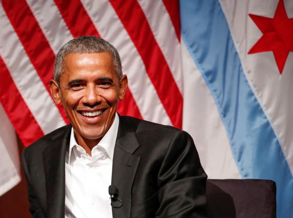Cuộc sống hậu Nhà Trắng của ông Obama - 6 Ông Obama vui vẻ diễn thuyết tại Trung tâm Nghệ thuật Logan thuộc Đại học Chicago.