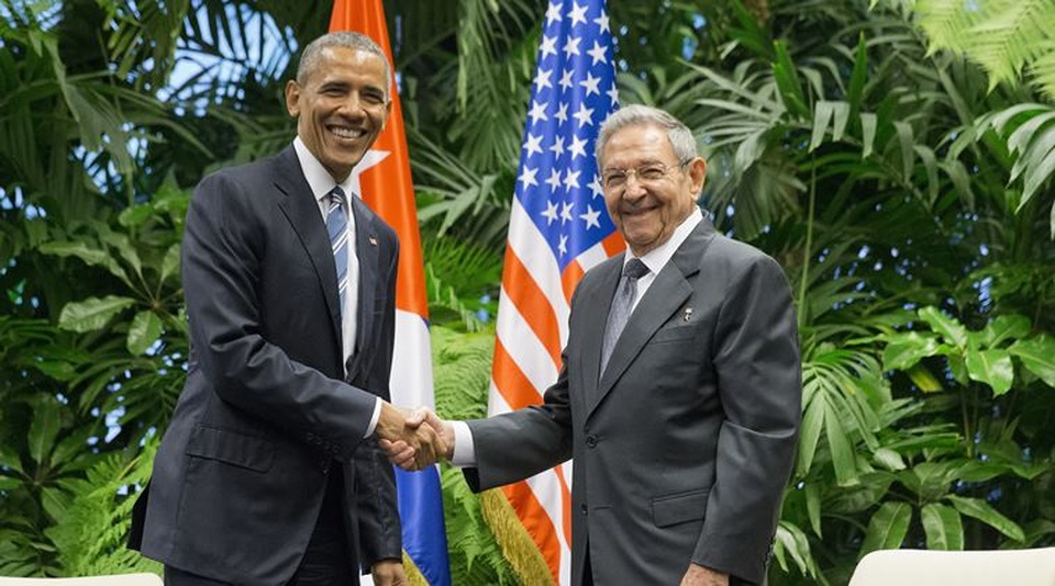 Những di sản của ông Obama sau 2 nhiệm kỳ - 11 Bình thường hóa quan hệ với Cuba: Tháng 3/2016, Tổng thống Obama đã có chuyến thăm kéo dài 2 ngày tới Cuba và gặp Chủ tịch Cuba Raul Castro. Đây là chuyến công du đầu tiên của một tổng thống Mỹ đương nhiệm tới quốc đảo Caribe trong suốt 88 năm, mở ra nhiều cơ hội hợp tác trong tiến trình bình thường hóa quan hệ giữa hai nước. (Ảnh: AP)