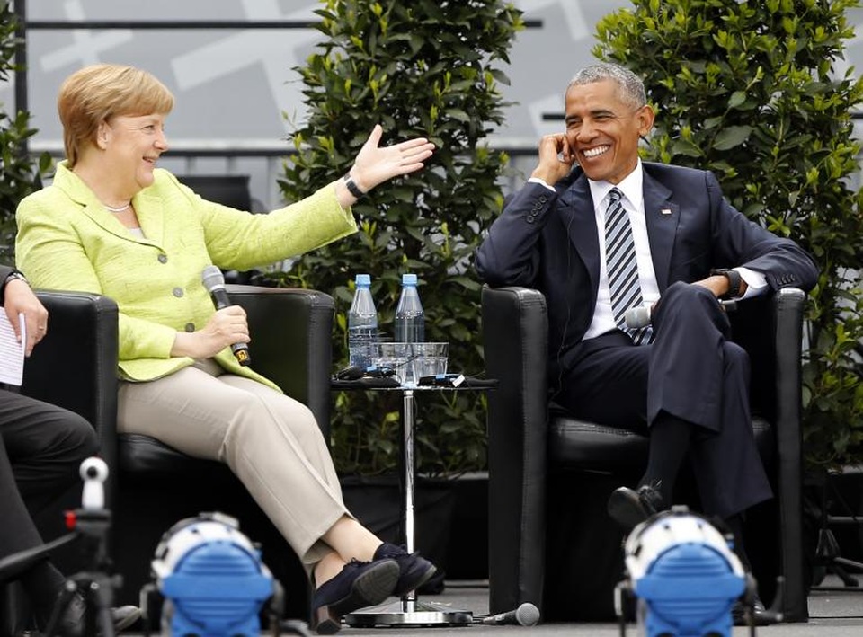 Cuộc sống hậu Nhà Trắng của ông Obama - 7 Ông Obama cười rạng rỡ khi trò chuyện cùng Thủ tướng Đức Angela Merkel trong một sự kiện được tổ chức trước Cổng Brandenburg ở thủ đô Berlin, Đức ngày 25/5.