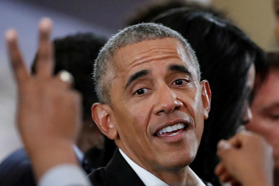 Cuộc sống hậu Nhà Trắng của ông Obama - 8 Ông Obama chào hỏi người hâm mộ sau khi phát biểu tại một sự kiện cộng đồng ở Trung tâm Tổng thống Obama ở Chicago, bang Illinois, Mỹ ngày 3/5.