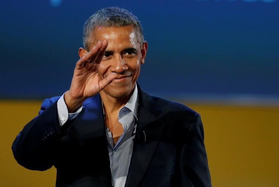 Cuộc sống hậu Nhà Trắng của ông Obama - 10 Ông Obama vẫy tay chào khán giả sau khi phát biểu tại Hội nghị Sáng kiến Thực phẩm Toàn cầu diễn ra tại Milan, Italy ngày 9/5. Tại mỗi nơi ông xuất hiện, cựu tổng thống Mỹ đều được người dân chào đón nồng nhiệt.