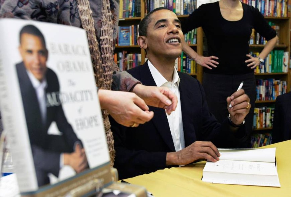Những điều ít biết về Tổng thống Obama - 5
Tổng tài sản hơn 12 triệu USD: Theo số liệu của tạp chí Money, tính đến sinh nhật lần thứ 55 của Tổng thống Obama, tổng tài sản mà ông sở hữu là 12,2 triệu USD, trong đó có sự góp nhặt không nhỏ từ việc viết sách. (Ảnh: Money)