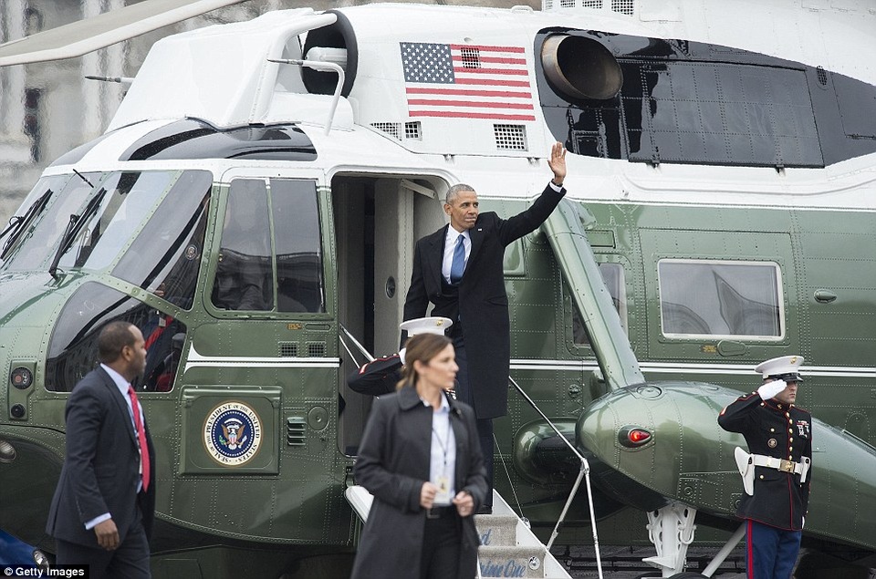 Ông Obama từ biệt Nhà Trắng từ trên trực thăng - 2
Ông Obama vẫy chào tạm biệt khi bước lên trực thăng. (Ảnh: Getty)