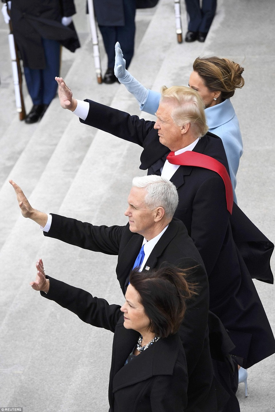 Ông Obama từ biệt Nhà Trắng từ trên trực thăng - 3
Gia đình tân Tổng thống và Phó Tổng thống tiễn Tổng thống mãn nhiệm Obama. (Ảnh: Reuters)